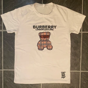 Vit Burberry t-shirt med nalle - Vit t-shirt från Burberry i storlek S.