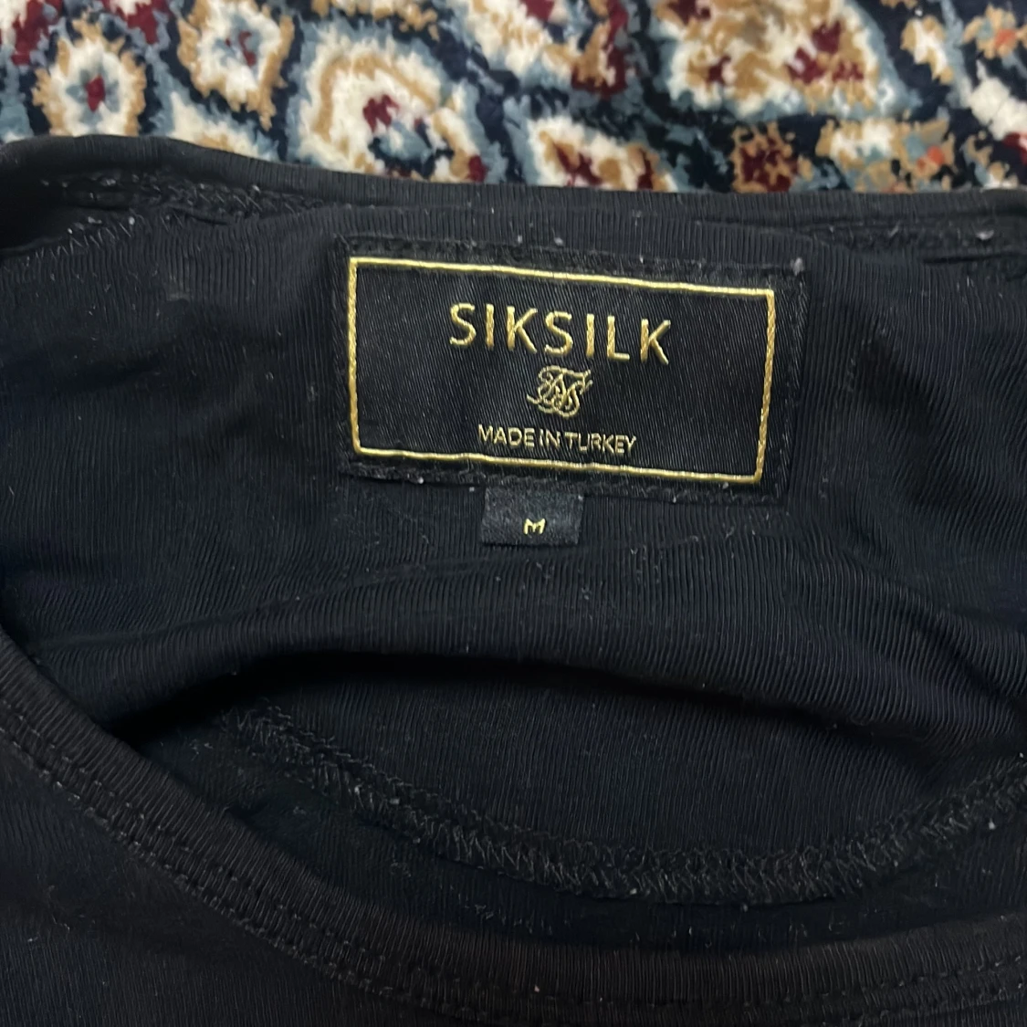 Svart t-shirt från SikSilk med logga - 1