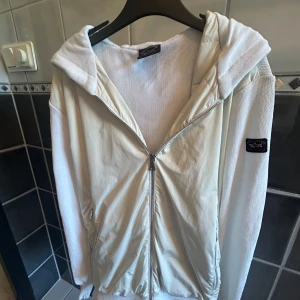 Vit cardigan från Paul & Shark - Vit cardigan från Paul & Shark. Den är tunn perfekt för sommaren. Storlek S. Lite smutsig på bilden. Nypris runt 6000kr