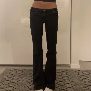 Svarta Only jeans - Sååå snygga lågmidjade bootcut jeans från Only! De är avklippta och sydda där nere, men lite förstörda (inget man direkt ser när man har på sig dem) 💖 Midja: 36, Innerben: 80 💖 säljer pga att de är för stora pp mig 