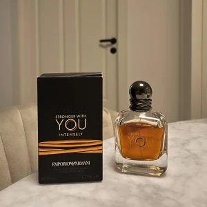 Emporio Armani Stronger With You Intense - Emporio Armani Stronger With You Intensely EdP, 50 ml. Flaskan är stilren i glas med rundad form och mörk metallkork. Parfymen har en djup bärnstensfärgad vätska och kommer i en elegant svart kartong med guldiga detaljer. En modern och maskulin doft.