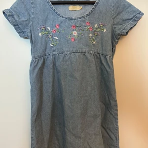 Vintage jeansklänning  - Supersöt från Cellbes i storlek 36 men passar även xs/34🌸
