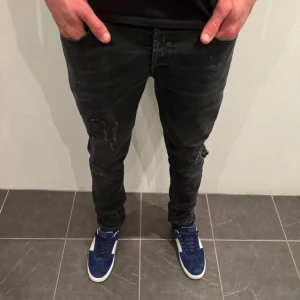 Dondup Jeans George - Dondup jeans George! Trendigaste på marknaden. Skick = 9/10. Nypris=4000kr. Säljs för 750kr. (Modellen är destroyed från fabrik, vilket är sjukt populärt.