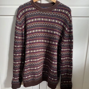 Stickad tröja  - Stickad tröja köpt på Beyond Retro🐻