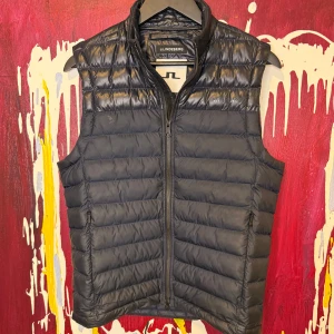 J.Lindeberg väst *UNIK* - Unik J.Lindeberg väst som är mycket eftertraktad och svår att på tag på. Storlek Small.  Passar runt längd 170cm. 