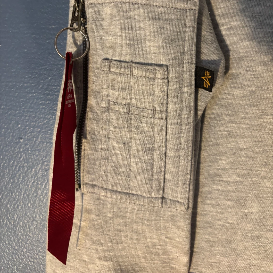 Grå hoodie från Alpha Industries - 4