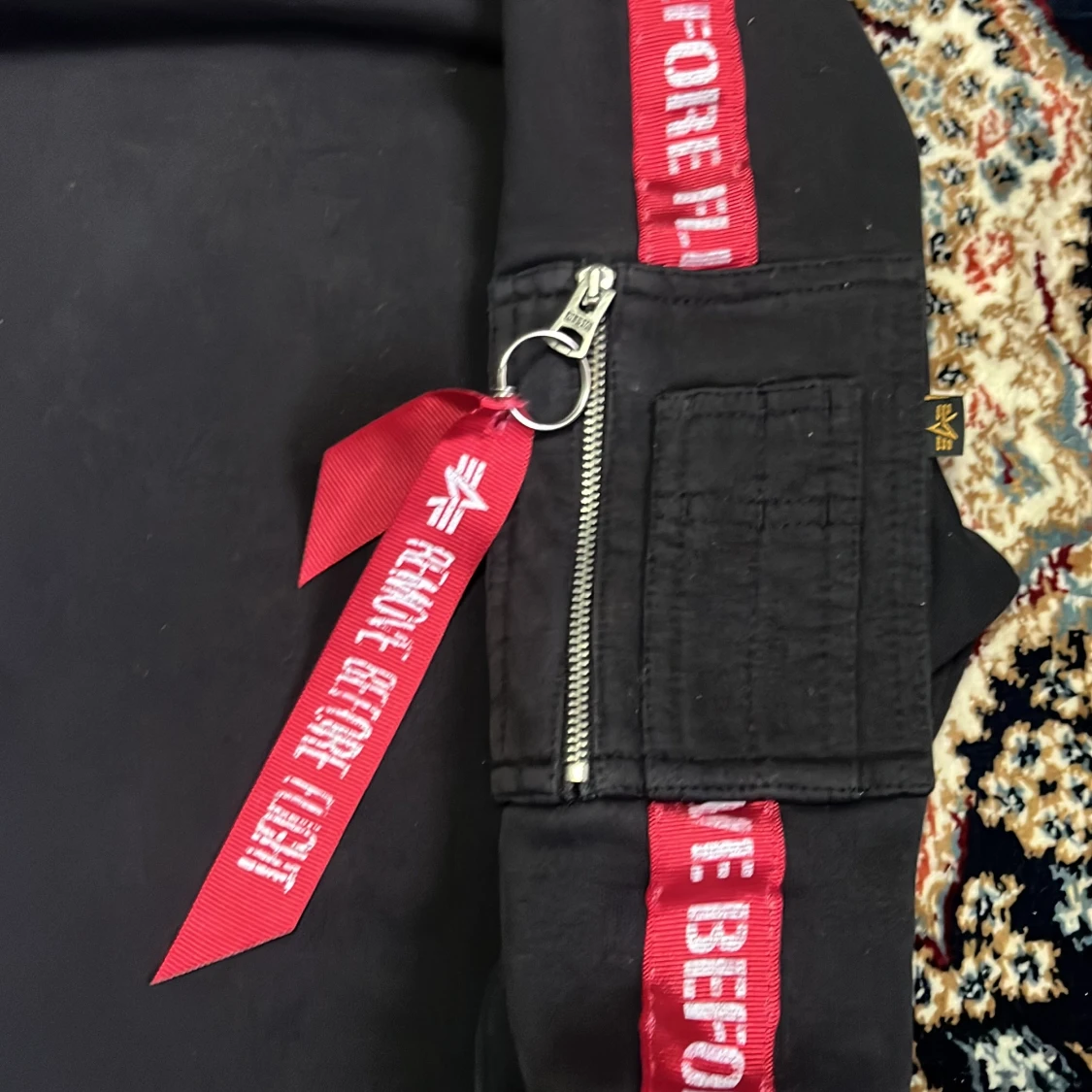 Svart Alpha Industries tröja med fack på armen. - 2