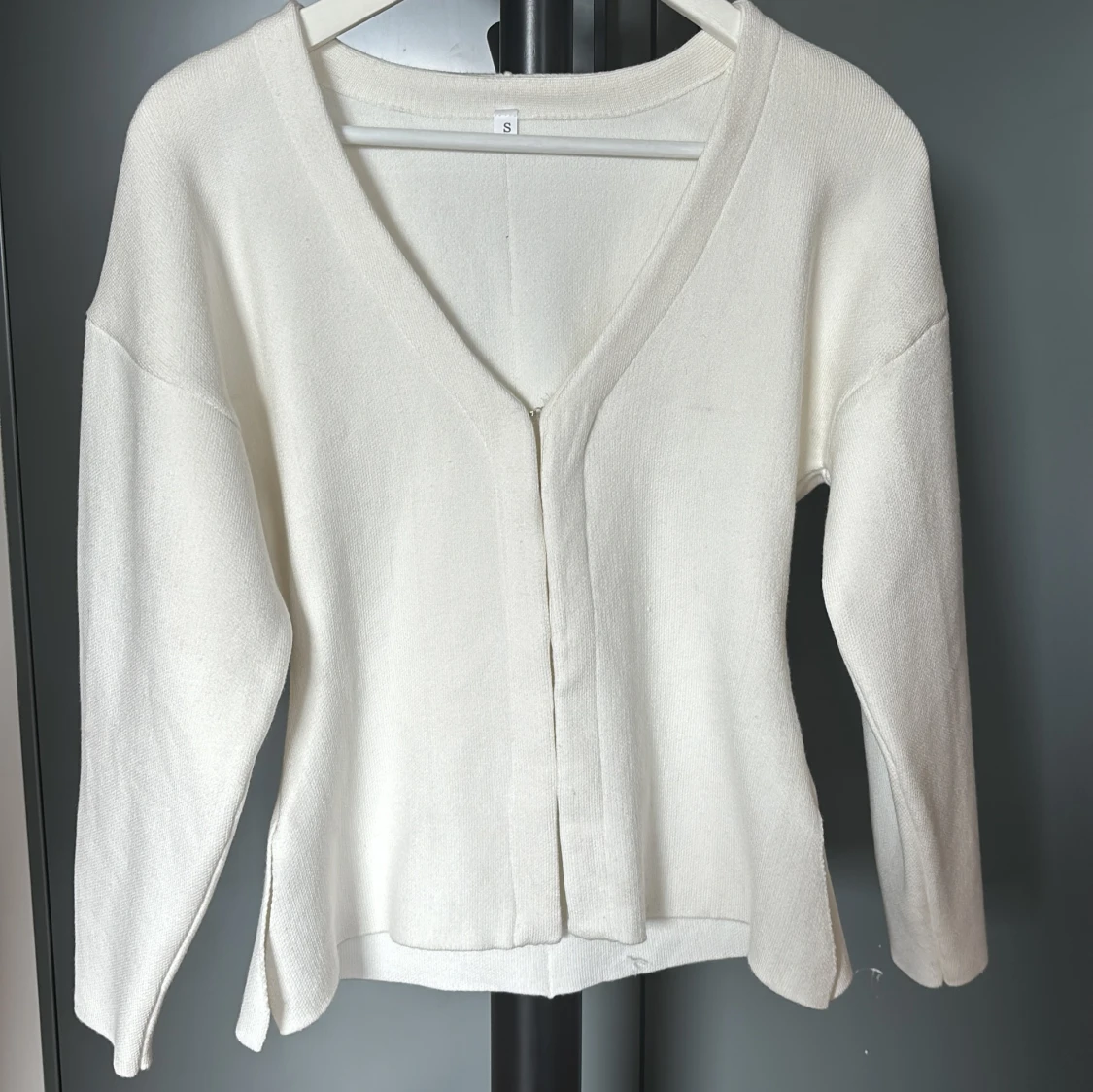 Vit kofta med v-ringning