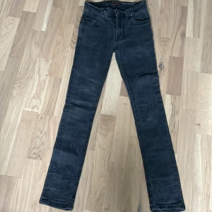Nudie Jeans - Feta svarta nudie jeans. Modell: Thin Finn (skinny). Skick: 9/10. Storlek: W28/L32. Priset går absolut att diskutera.