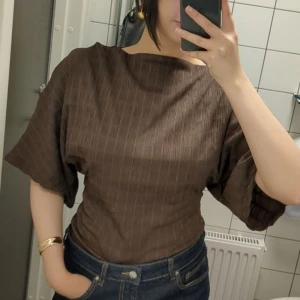 Brun blus med vida ärmar - Från Nelly, använd en gång