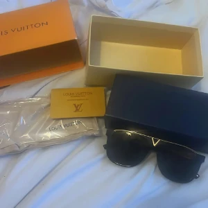 Lv solglasögon  - Säljer för att har köpt ett par andra ända slitaget är att bågarna är lätta i bågarna när man ska stänga dem