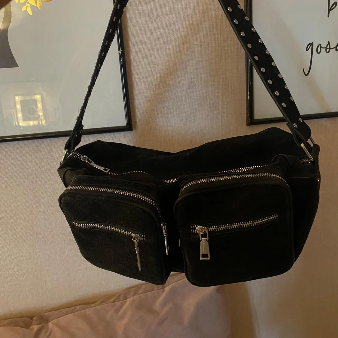 Svart axelväska i mocka från Noella