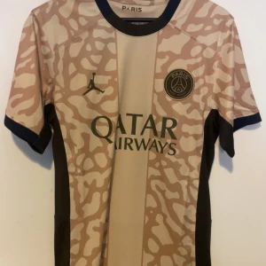 Beige PSG fotbollströja Jordan - Psg fjärde tröja 2023/24. Helt ny endast testad inget tryck på ryggen. Pris går att diskutera.