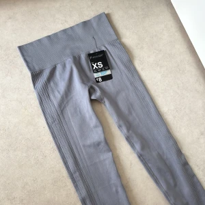 Grå träningstights - Gråa träningstights från primark med prislappen kvar💕