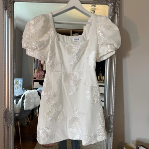 Klänning vit  - Säljer denna underbara klänning från ivyrose. Den är verkligen magisk på 🤩perfekt till midsommar och student 