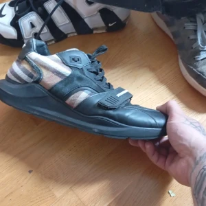 Burberry Skor Strl. 45 - Berberry sneakers pris 5500 .... Men pruta lite går kanske De använda typ en två gånger, de har kostat ca 15k.  .... Och jag resäjlar loss dem!https://www.miinto.se/p-nya-regis-sneakers-snorning-ed48853d-9c81-440c-8532-058278780767?utm_source=google&utm_medium=cpc&utm_campaign=SE|Shopping|Shoes&gad_source=1&gad_campaignid=22114305991&gclid=CjwKCAjw6ZTCBhBOEiwAqfwJd6T5qwGW0ljVp31abJ42QLKMMKs773y-Acq6xEwAexswNEzxxRXX5xoCeKYQAvD_BwE