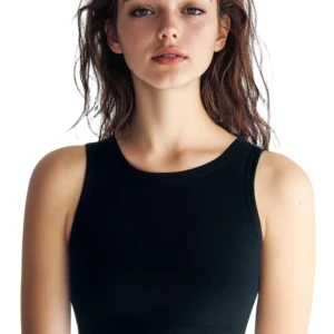 Svart croppad linnetopp från Esmara - En svart, croppad linnetopp från Esmara med rund halsringning och breda axelband. Toppen är ärmlös och har en enkel, stilren design som passar perfekt till jeans eller kjol. Tillverkad i mjuk bomull för en skön känsla hela dagen.