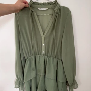 Grön volangklänning från Zara - Superfin grön sommarklänning med volanger från Zara, storlek XS. Kan mötas upp i Stockholm eller alternativt att köparen står för frakten