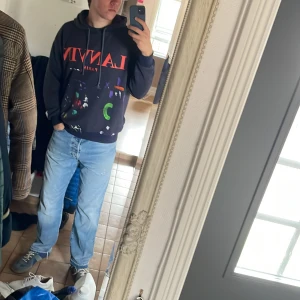 Lanvin x Gallery dept Hoodie - Tjena! Säljer en mörkblå hoodie från Lanvin med röd text och färgglada detaljer. Köpt på Lanvin i Paris tidigare i år så självfallet äkta. (Endast tag medföljer) Storlek M med en lite större passform. Kom med relevanta bud (köpt för 6500) och byten kan vara intressant. Hör av dig vid minsta fråga😊//David