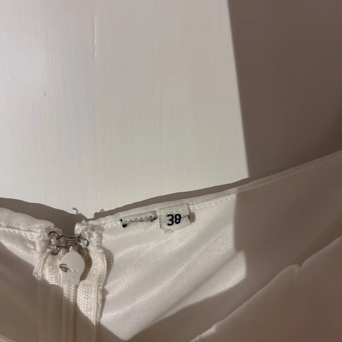 Vit kort omlottklänning med puffärm - 2