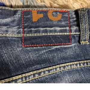 Blå Dondup jeans i fin kvalitet  - Snygga blå Dondup jeans med slitningar. Fint skick! Storlek 31 men sitter lite mer som 32. Nypris 3000 kr! Mitt pris: 700 kr.