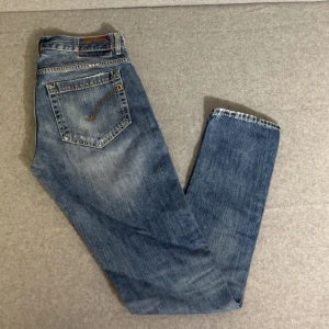 Dondup George jeans  - Vädligt snygga Dondup George Jeans | Riktigt fet design med små detaljer och väldigt snygg passform | Eftertraktad färg | Byxan är i Vädligt bra skick och har inga tecken på användning | Nypris runt 3k💰| Pris går att diskutera vid snabbare köp | Kontakta vid fler frågor eller funderingar ✔️