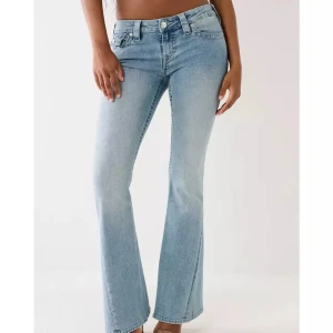 True religion low rise joey ljusblåa  - Snygga ljusblå jeans med bootcut/flare-modell och låg midja. Materialet är mjukt och mycket stretchigt så jag tror den passar allt mellan strl 23-26 fast dem är i 24(brukar själv ha 24,25 och 26). Dem är jättefina och detta e mycket bättre att köpa en att köpa helt nya då dessa är helt oanvända!! Anledningen till att jag säljer dem är för att jag önskade mig dessa i födelsedagspresent och fick 2 stycken (en från varsin sida av släkten. Dessa är därför helt oanvända. Köptes för 1300!❤️