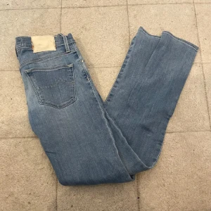 Ljusblå jeans från Jacob Cohën - Snygga ljusblå jeans från Jacob Cohën med klassisk femficksdesign och broderad J på myntfickan. Jeansen har raka ben och är tillverkade i mjukt denimtyg som ger en avslappnad vibe. Perfekta för dig som gillar stilrena och tidlösa jeans.