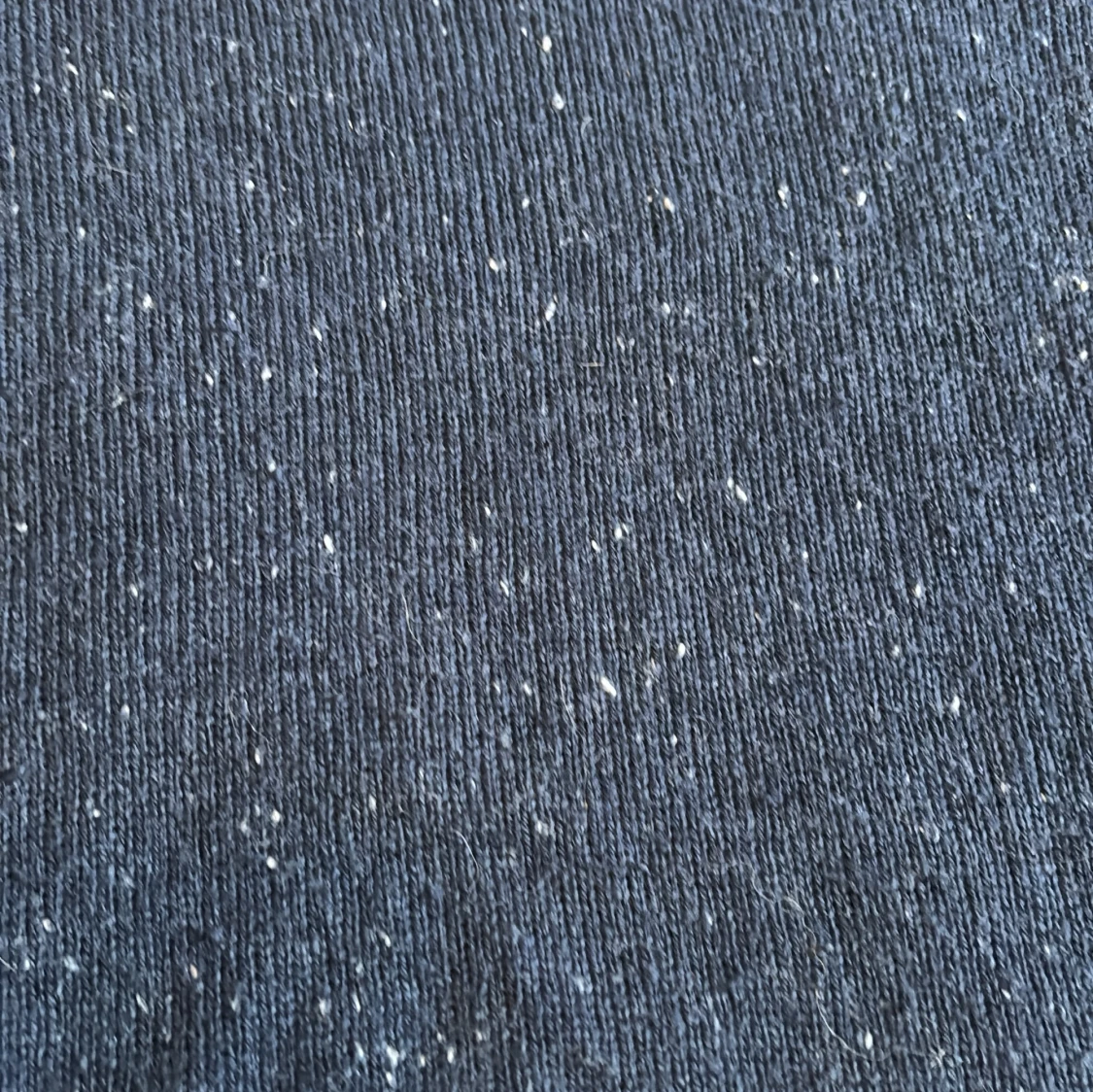 Mörkblå stickad tröja med vita prickar - 2