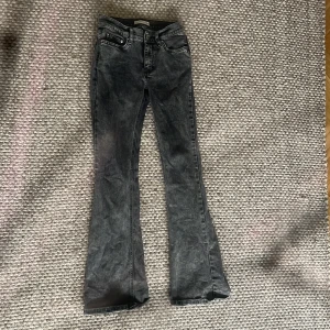 Svarta bootcut jeans från ginatricot - Säljer ett par gråa bootcut jeans från Perfect Jeans. Jeansen har klassisk femficksdesign, middagstid, fransiga benslut för en cool look. Perfekta till sneakers eller boots.