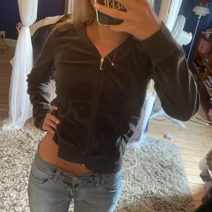 Juicy Couture velour zip hoodie - Superfin Juicy Couture hoodie i velour med dragkedja framtill och huva. Jackan har en glittrig krona och logga i rosa på ryggen samt fickor fram💞💞 använd fåtal gånger!☀️