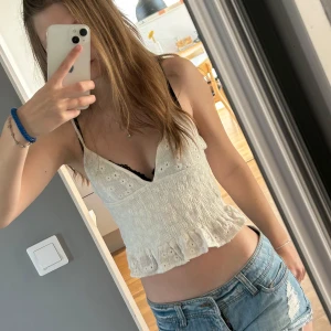 Vit sommar topp - Jätte fin vit sommar topp med broderimönster från Zara!🌸💞 passar bra som vanlig topp och på fest🌸 mycket bra skick