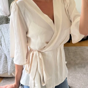 Kortärmad blus - Skitsnygg ljusbeige kortärmad blus ifrån Dry Lake, storlek S men. passar även mig som är Xs☺️