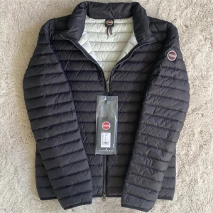 Helt ny Colmar jacka - strl 50 🌟 - Säljer en helt nya colmar jackan. Storlek 50 vilket motsvarar S/M , passar ca 179-182 cm långt! Skick: 10/10 (HELT NY MED TAGS) 🔆.                           Passar alla väder och riktigt bekväm! Nypris på 4 tusen! Självklart är den autentisk! kom med bud! Skriv vid minsta lilla fundering eller fråga!