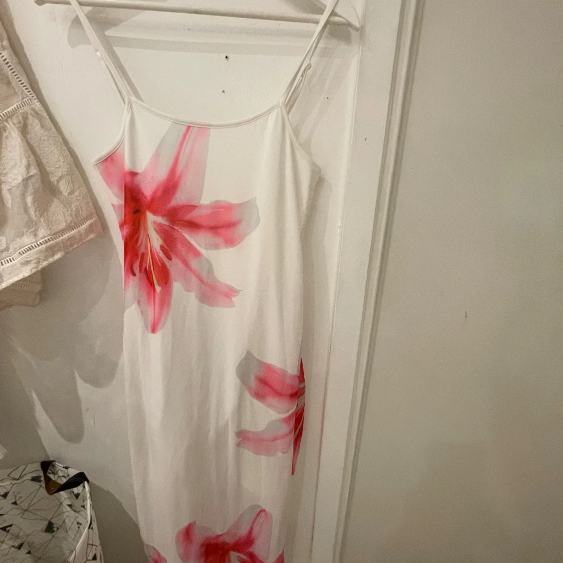 Vit långklänning med rosa blommor - 1