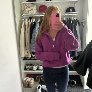 Lululemon hoodie  - Söt scuba lulu hoodie med luva och halv dragkedja. Fin färg💖nypris 1380