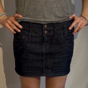 Jeanskjol - Midjemått rakt över: ca 38cm💘