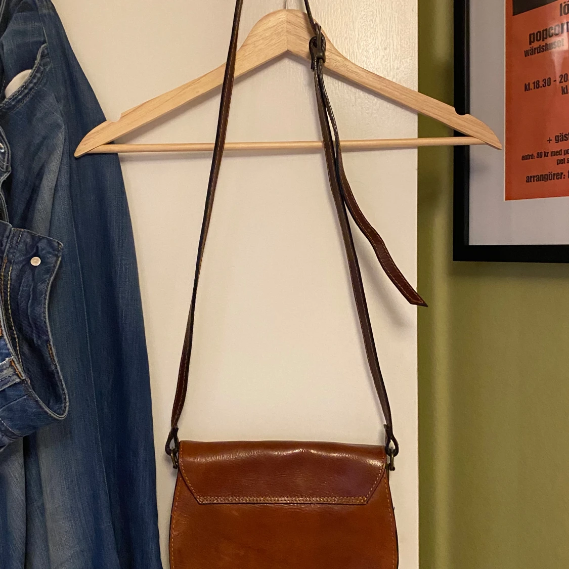 Brun axelväska i skinn - 1