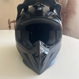 Svart hjälm  - Säljer en svart moped hjälm. Använd endast en kort period, och jag har ingen användning till den nu. 