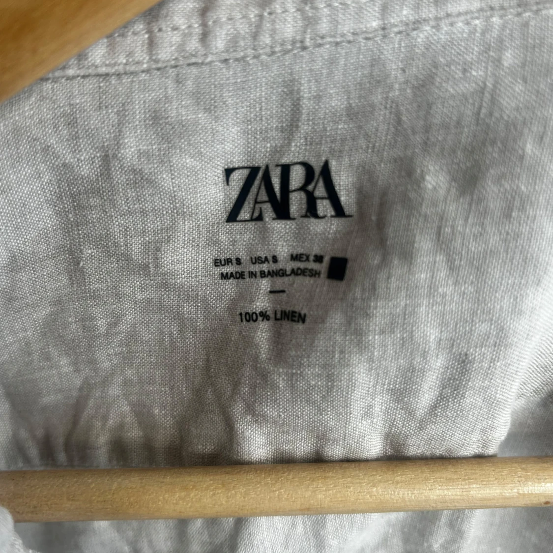 Ljusbeige linneskjorta från Zara (storlek S) passar xs - 2