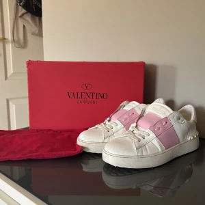  Valentinos open - Säljer mina valentinos i rosa dem är varsamt använda men säljer pga de inte var rätt storlek på dem pris kan diskuteras kartongen skorna köptes i tillkomer också samt tygpåsar som skyddar dem❤️❤️