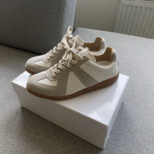 Maison Margiela - Asfeta Maison Margiela i storlek 42. Nytt skick och säljer för att de var för små (osäker på äkthet pga köpta på plick) pris kan diskuteras