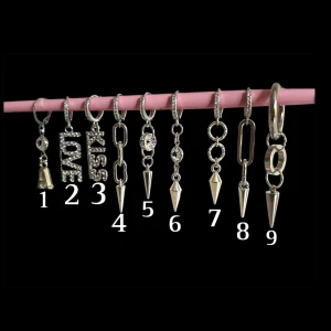 Silverfärgade örhängen med hängen - Silvriga örhängen- Skriv siffran på de/ dom örhängena du vill köpa. Om du köper ett örhänge kan du bara skriva siffran till mig och köpa direkt, vill du köpa flera (eller ett par av en siffra) så skriver du vilka siffror så justerar jag priset. Alla örhängen på bilden är styck men går som sagt att köpa par. Köper du bokstavs örhängen skriv även med bokstav då. Handgjorda, nickelfria, rostfria. (Bokstaven på bokstavs örhänget är gjord i akryl)