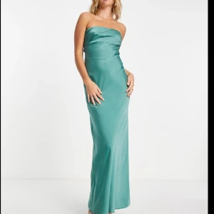 Blå/grön balklänning - Säljer en elegant turkos axelbandslös långklänning i satin som passar perfekt till balen eller sittning. Har bara använt den 2 gånger💕passar storlek 32/34.