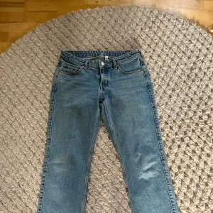 Blå jeansbyxor från Weekday Arrow - Super snygga weekday jeans i modellen Arrow, straight leg och mid/low waist!!! Väldigt bra skick och sitter super fint på!