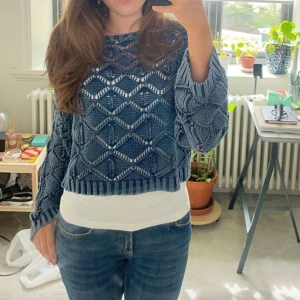 Blå stickad tröja  - Säljer en blå croppad stickad tröja från Zara med unikt hålmönster och ribbade muddar. Endast använd ett fåtal gånger, inga defekter. 💗