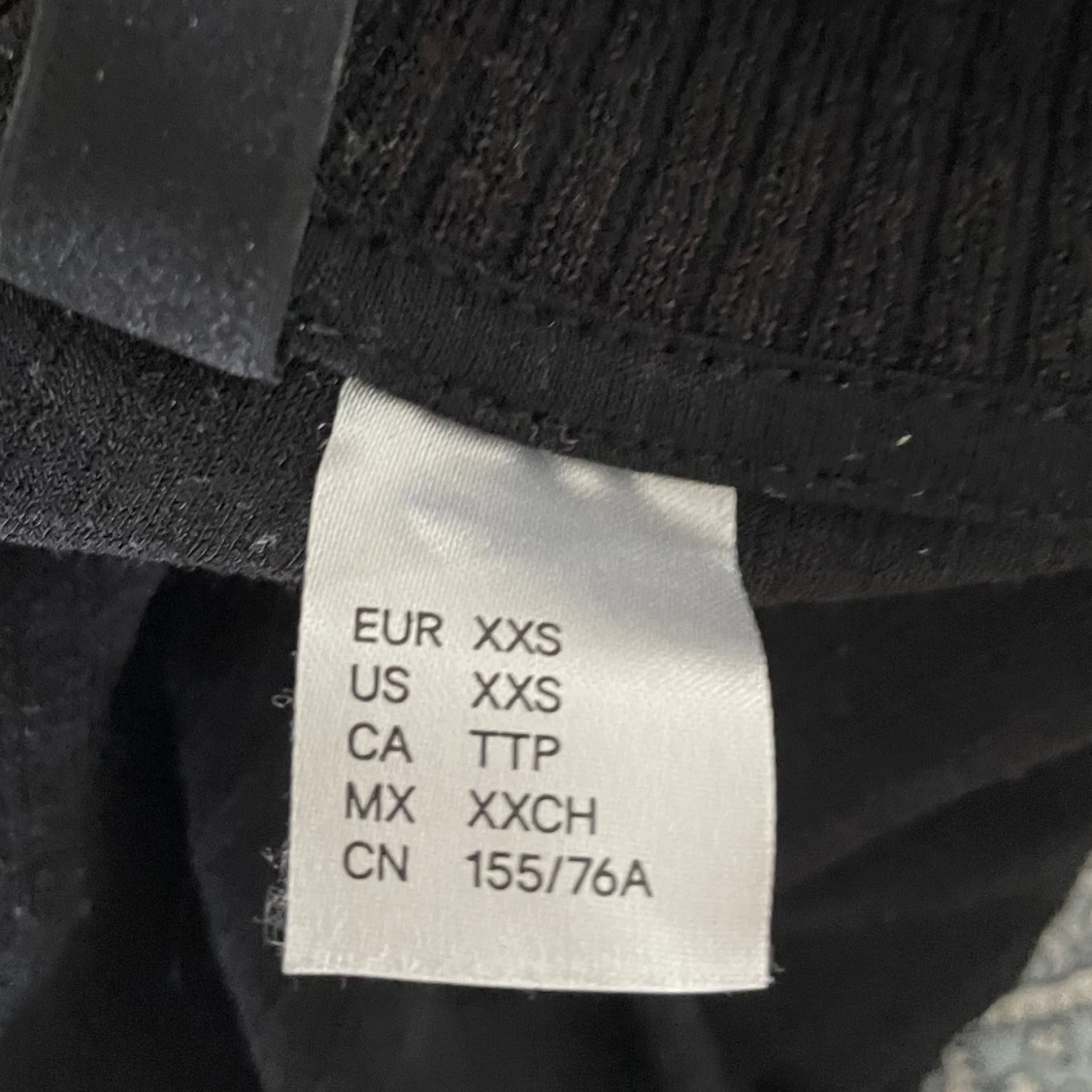 Svart croppad kofta med v-ringning - 2