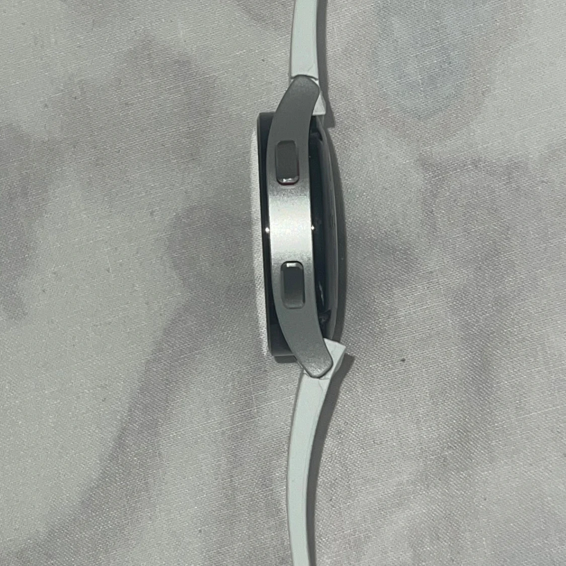 Vit Galaxy Watch4 med vit silikonarmband - 3