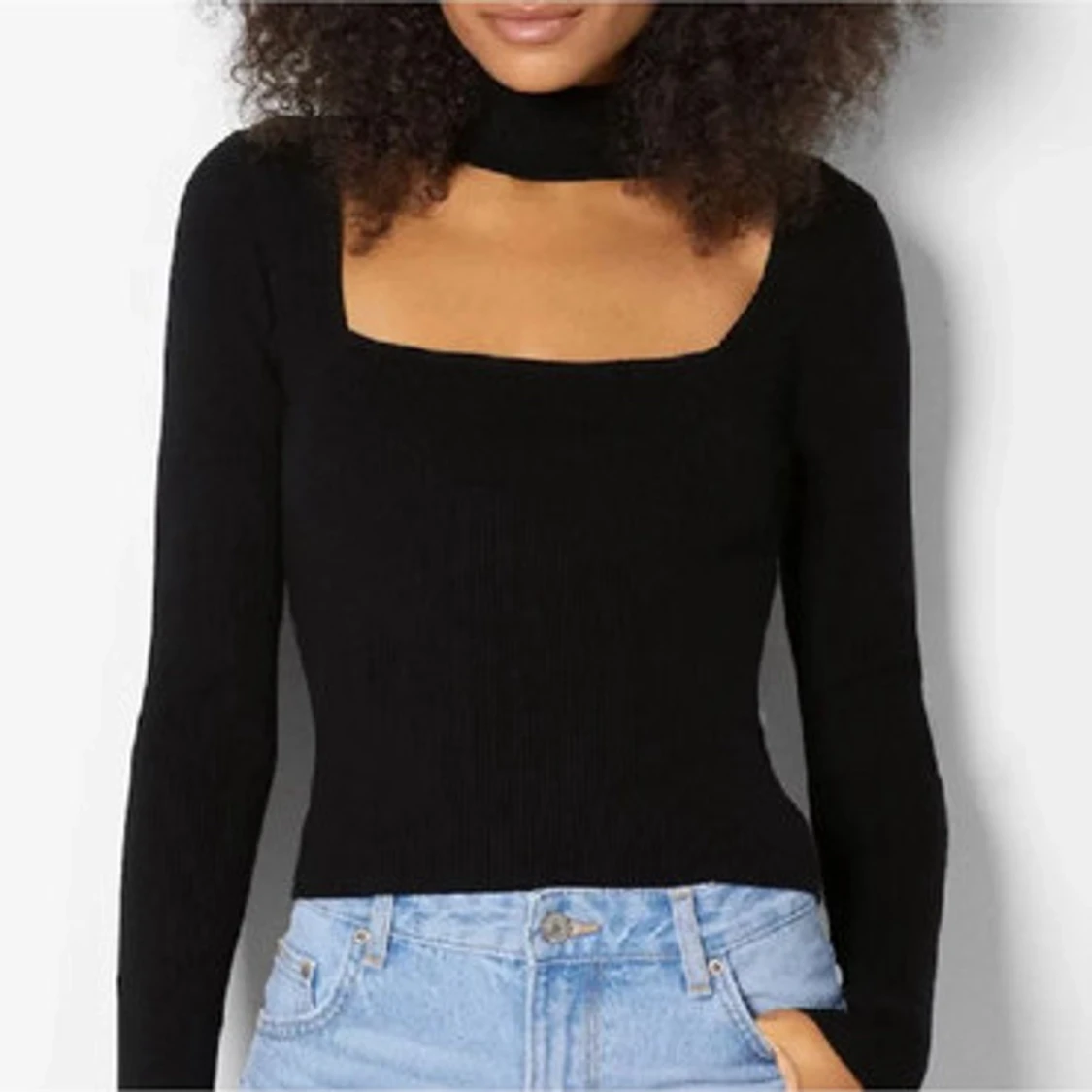 Svart croppad långärmad topp med choker-detalj - 1
