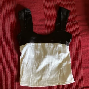 Topp - Vet inte vart den kommer ifrån. Kvaliteten är också väldigt låg, toppen har till exempel ingen fodring. Man kan använda den för att rita mönster till nya plagg 💕